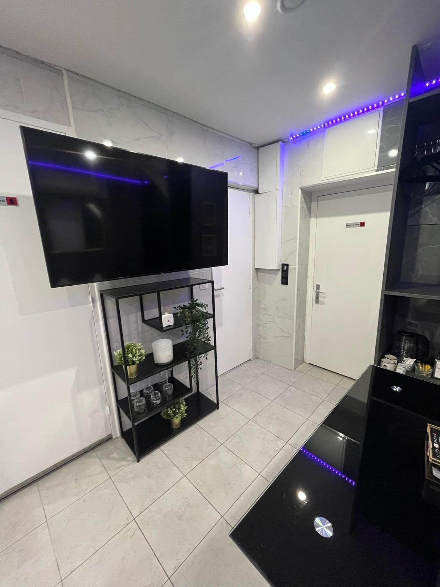 Room & Jacuzzi - Stade De France Saint-Denis  Exterior foto