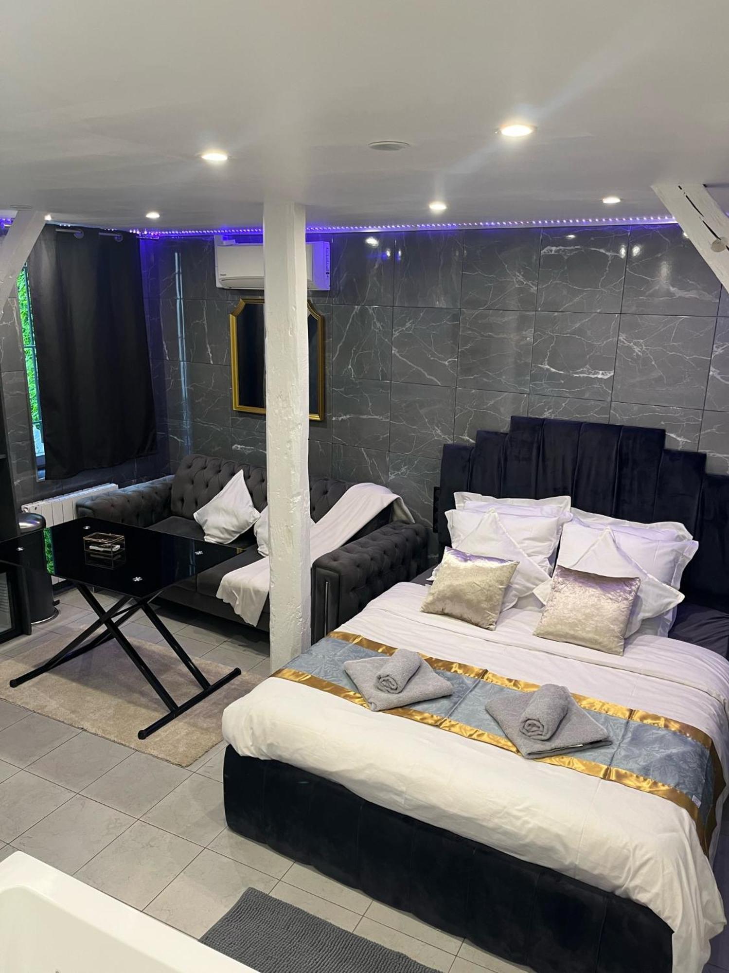 Room & Jacuzzi - Stade De France Saint-Denis  Exterior foto